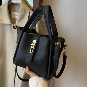 Sac seau noir en cuir grainé avec boucle dorée et bandoulière réglable