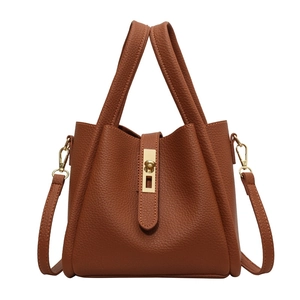 Sac seau marron caramel en cuir grainé avec fermoir doré et bandoulière amovible