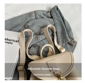 Détail des bretelles réglables en cuir PU et boucles dorées vintage du sac à dos blanc
