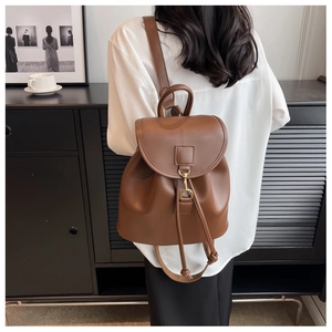 Sac à dos en cuir PU marron avec fermeture à rabat et bretelles réglables sur mannequin