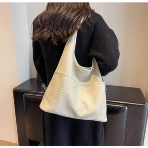 Vue arrière du grand sac cabas blanc cassé en cuir avec large bandoulière de mode