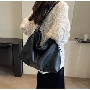Detailed texture of black large-capacity tote bag in premium lychee grain leather