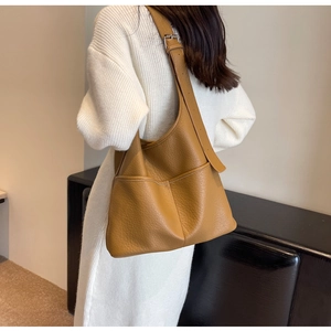 Détail de la poche latérale du sac hobo en cuir et boucle de réglage de la bandoulière