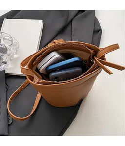Vue de dessus d'un sac seau en cuir marron montrant sa grande capacité intérieure