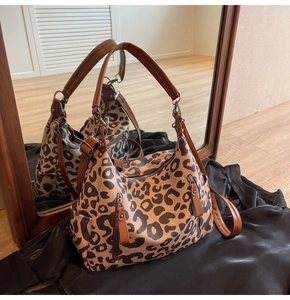 Détail du sac cabas à imprimé léopard avec brides en similicuir marron et deux poches avant