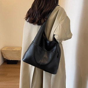 Grand sac Hobo noir en cuir grainé pour femme avec bandoulière large pour le shopping