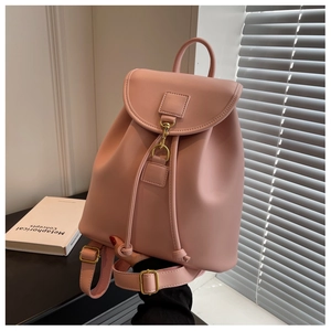 Vue détaillée du mini sac à dos rose avec ferrures dorées et cordon de serrage