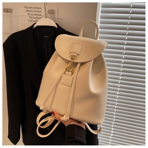 Détail du sac à dos en similicuir blanc crème avec cordon de serrage et fermoir doré