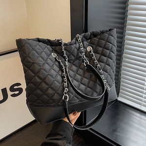 Sac cabas noir matelassé avec motif à losanges et bandoulière en chaîne argentée chic