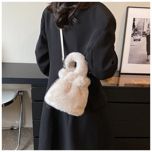 Détail du sac seau en peluche crème avec texture fausse fourrure et bandoulière