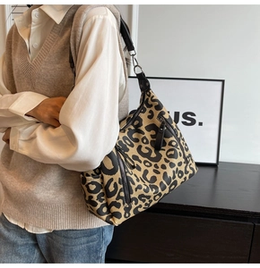 Sac cabas léopard en toile avec poche zippée latérale et bandoulière en cuir noir