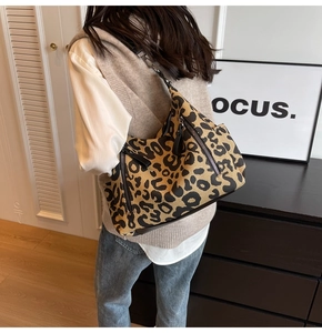 Détail du sac cabas en toile à motif léopard avec fermetures éclair sur le côté