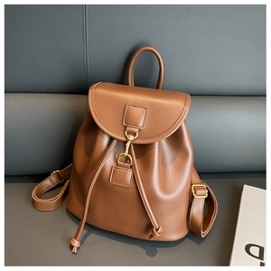 Détails du sac à dos en similicuir marron avec cordon de serrage et anneau doré