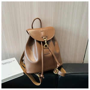 Détail d'un sac à dos en similicuir marron avec cordon et fermoir en métal doré