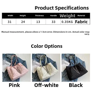 Détail du sac cabas en nylon matelassé en forme de cœur avec chaîne et dimensions