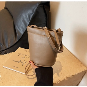 Vue détaillée d'un sac seau en cuir marron souple présenté dans un décor minimaliste