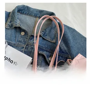 Détails du sac cabas rose matelassé avec motifs de cœur et chaînes argentées