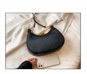 Vue détaillée du sac demi-lune plissé noir avec chaîne dorée et bandoulière cuir