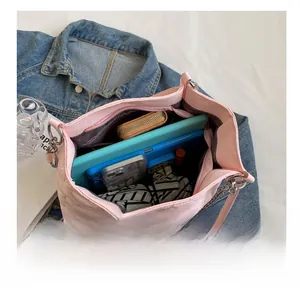 Vue intérieure du sac cabas en nylon matelassé rose montrant sa grande capacité