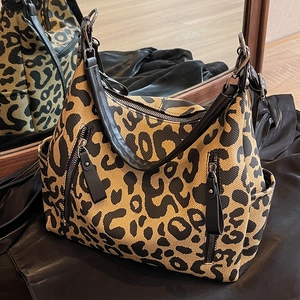 Grand sac cabas en toile à imprimé léopard avec poches et bandoulières noires