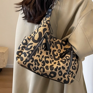 Sac hobo en toile léopard avec fermeture argentée et bandoulière noire pour le style