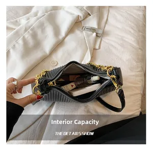 Capacité interne du sac plissé noir montrant le rangement des objets quotidiens