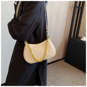 Détail du sac à main plissé crème avec chaîne dorée et texture en cuir PU élégante