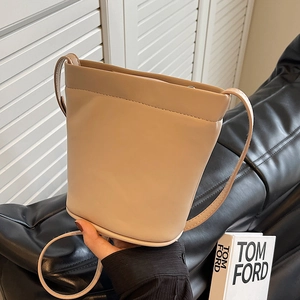 Sac seau minimaliste beige en similicuir premium avec bandoulière élégante chic