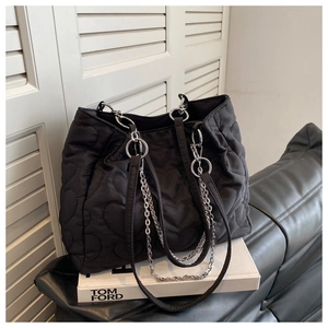 Détail du cabas noir en nylon matelassé cœur avec chaîne argentée et poignée