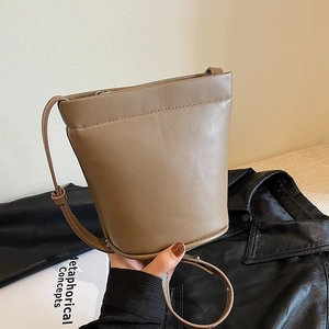 Sac seau minimaliste marron clair avec détail de bandoulière nouée pour un style chic