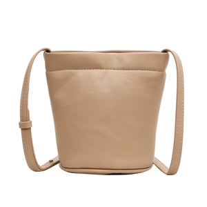 Sac seau minimaliste en cuir kaki avec bandoulière réglable et détails de couture raffinés