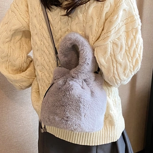 Sac seau chic en fausse fourrure grise avec cordon et bandoulière amovible pour femme