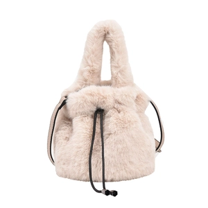 Sac seau chic en fausse fourrure beige avec texture pelucheuse et cordon de serrage