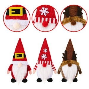 Trois porte-couverts gnomes de Noël avec bonnets en tricot et fausse fourrure sur fond blanc