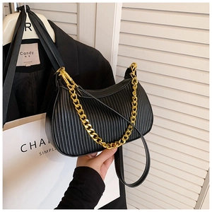 Détail du sac hobo plissé noir avec chaîne dorée et similicuir texturé élégant