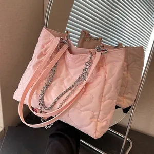 Sac Fourre-tout pour Femme en Nylon Matelassé Cœur Grande Capacité Sac à Épaule Avec Chaîne en Métal Argenté Sac de Ville Chic