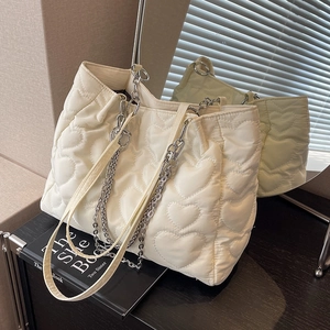 Sac cabas en nylon blanc à matelassage cœur avec chaîne argentée et grande taille