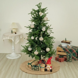 Scena dettagliata dell'albero di Natale con gonna in lino a doppio strato e gnomo