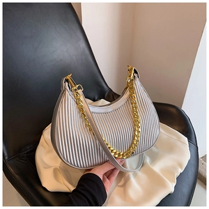 Vue détaillée du sac hobo plissé argenté avec chaîne dorée et finition métallique