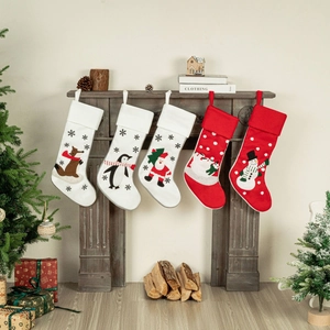 Set di 5 calze di Natale con ricamo Babbo Natale e pupazzo di neve sopra il camino