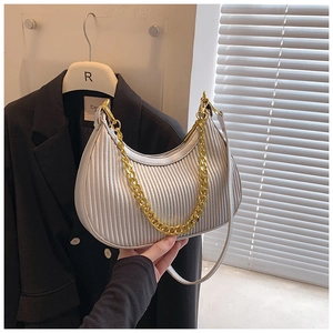 Vue détaillée du sac demi-lune argenté plissé avec chaîne dorée et fermeture éclair