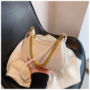 Détail du sac dumpling plissé blanc avec chaîne dorée et fine bandoulière réglable
