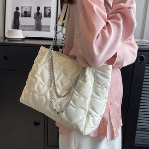 Sac fourre-tout en nylon blanc avec motifs de cœur et bandoulière chaîne argentée