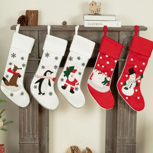 Set di 5 calze natalizie con personaggi dei cartoni animati appese al caminetto