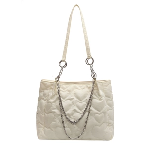 Sac fourre-tout chic en nylon blanc cassé avec matelassage cœur et bandoulière chaîne