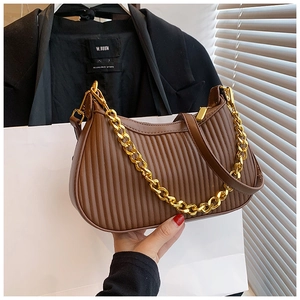 Détails de ce sac hobo marron plissé avec sa chaîne dorée et sa texture matelassée