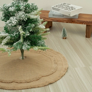 Dettaglio del copribase per albero di Natale in iuta a doppio strato con bordi sfilacciati