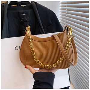 Vue détaillée du sac lune plissé marron avec chaîne dorée et finition en cuir PU