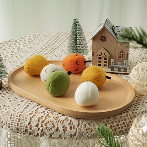 Décorations de fruits en feutre de laine faites main avec kaki et poire sur plateau