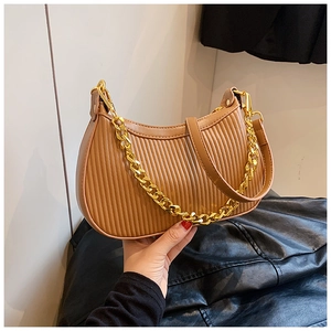 Vue détaillée d'un sac demi-lune plissé caramel avec chaîne dorée et bandoulière